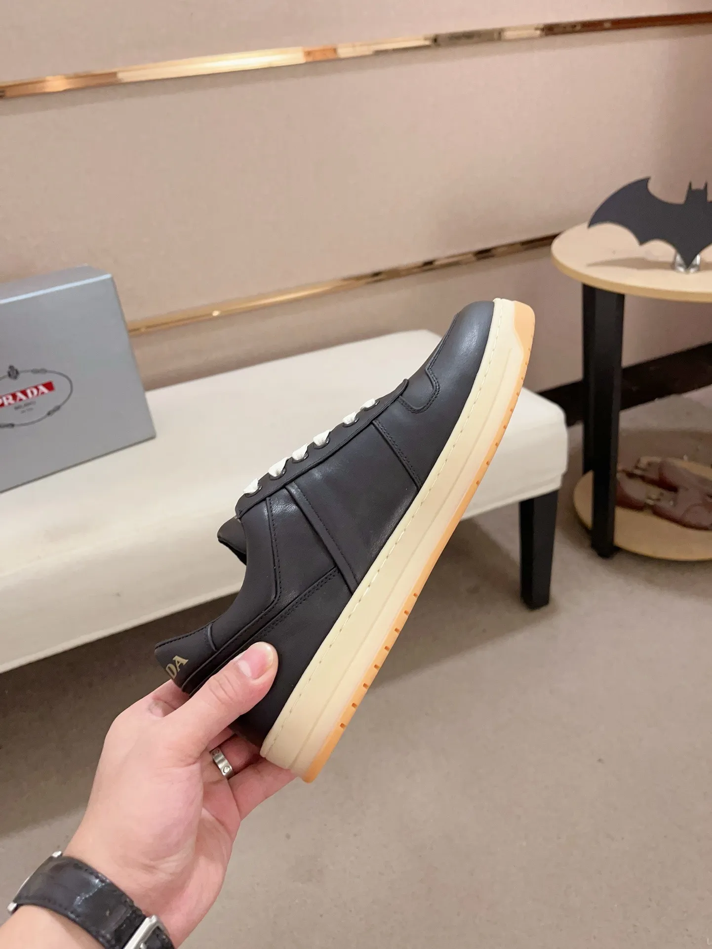 Factory price 540💰 ✔️✔️✔️High version High-quality new PRADA counters are available simultaneously, new men's shoes, 😘Material: Made of patent cowhide with breathable mesh. Inside: cowhide with breathable mesh 👍🏿 high-end ☄️ open-molded non-slip rubber outsole, exquisite lines, simple and elegant, comfortable and high-end for leisure travel. Code number: 38 to 44 (45 can be customized and 46 cannot be returned or exchanged)